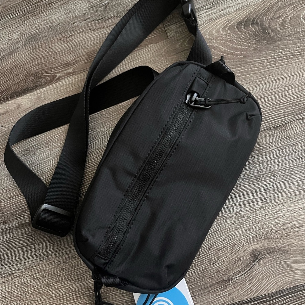 Tomtoc 1.5-3.5 liter chest bag with RFID covers